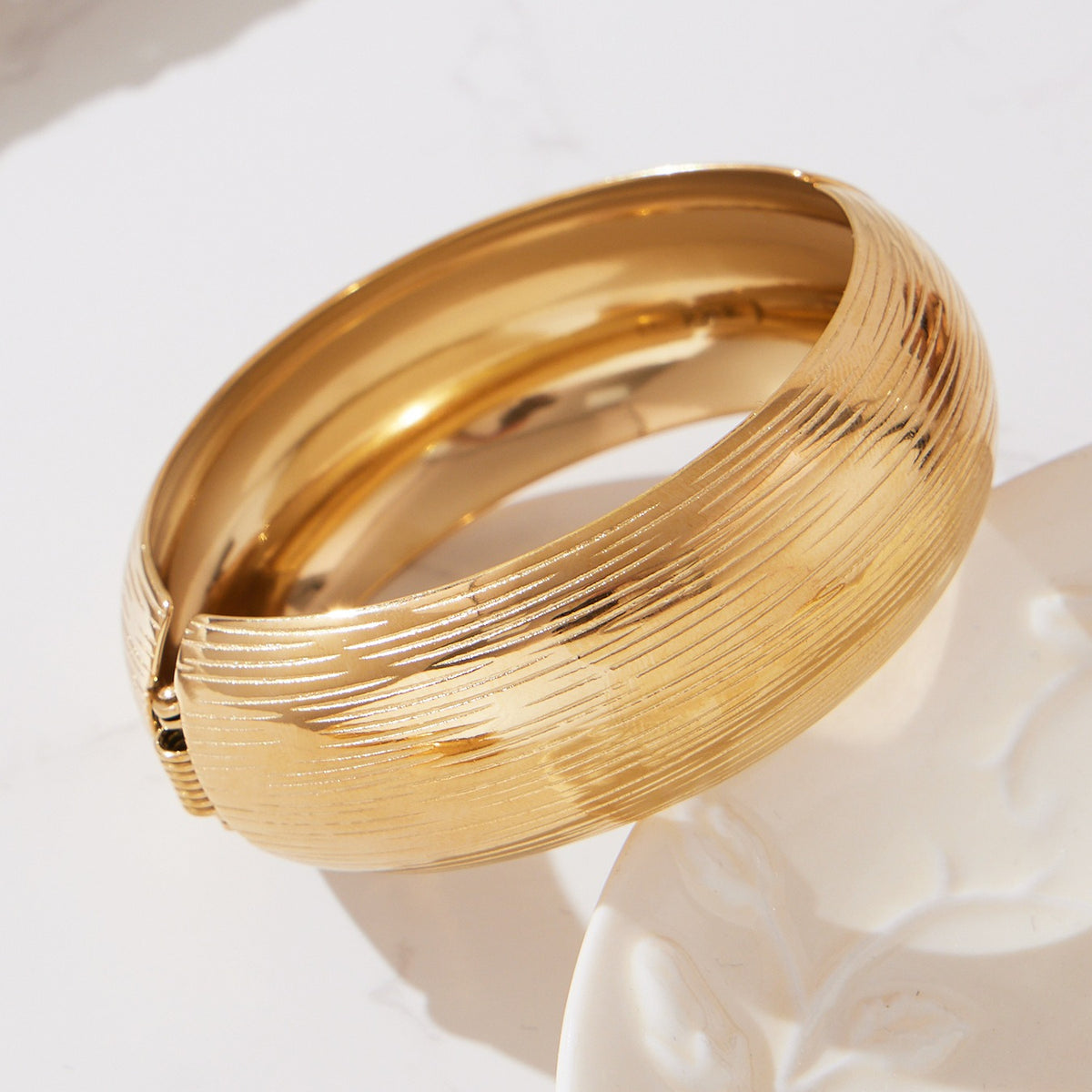 B廠-ins輕奢時尚百搭紋理側開口手鐲不鏽鋼材質鍍18k真金不掉色「Z499」25.10-5