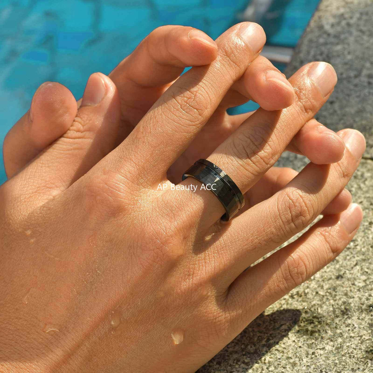 G廠-8mm寬 跨境商家爆品款鎢鋼面拉絲內光錘打紋面戒指黑色「TCR-104B07」25.10-5