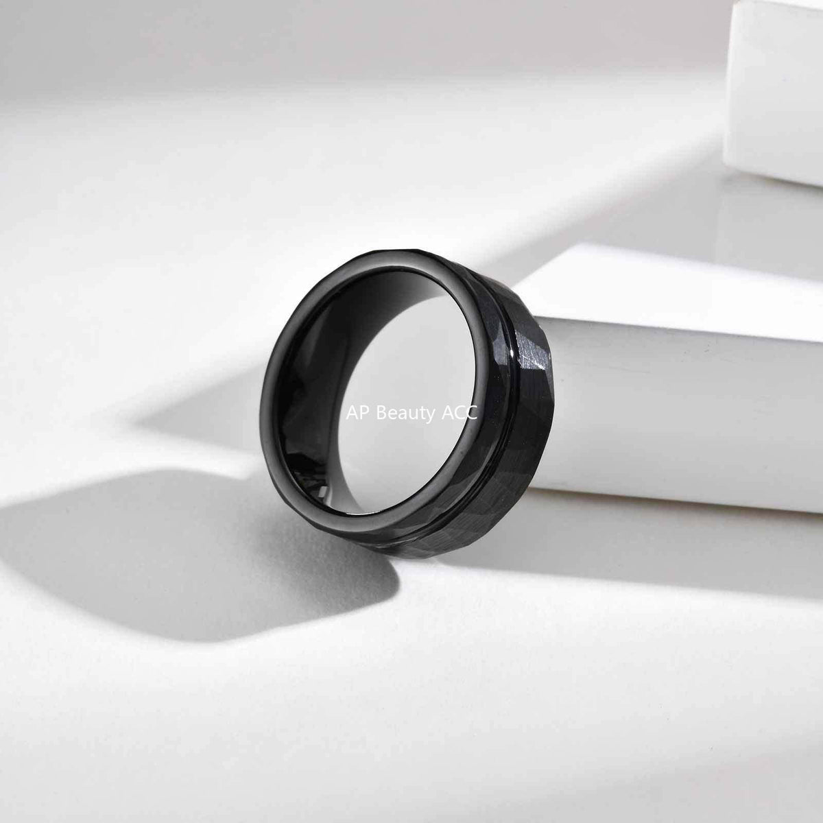 G廠-8mm寬 跨境商家爆品款鎢鋼面拉絲內光錘打紋面戒指黑色「TCR-104B07」25.10-5