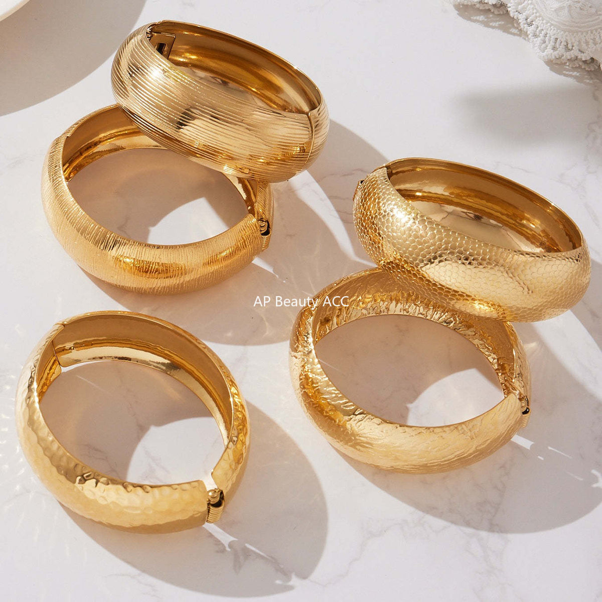 B廠-ins輕奢時尚百搭紋理側開口手鐲不鏽鋼材質鍍18k真金不掉色「Z499」25.10-5