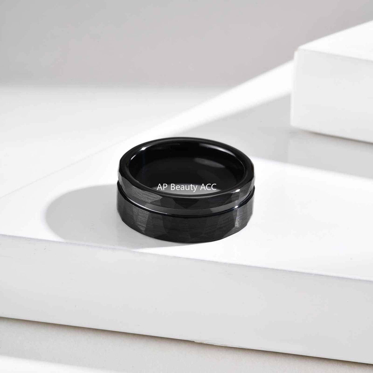 G廠-8mm寬 跨境商家爆品款鎢鋼面拉絲內光錘打紋面戒指黑色「TCR-104B07」25.10-5