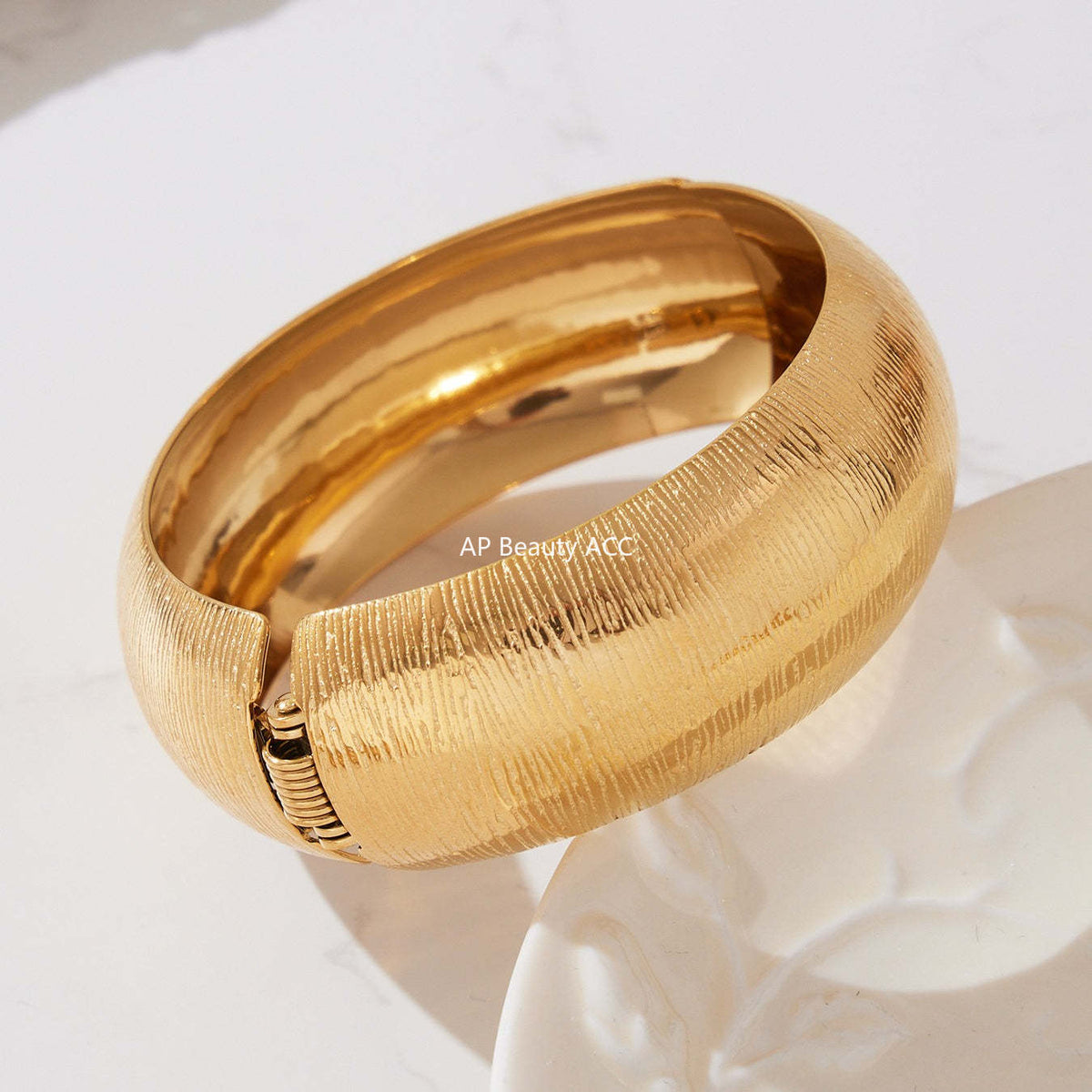 B廠-ins輕奢時尚百搭紋理側開口手鐲不鏽鋼材質鍍18k真金不掉色「Z499」25.10-5