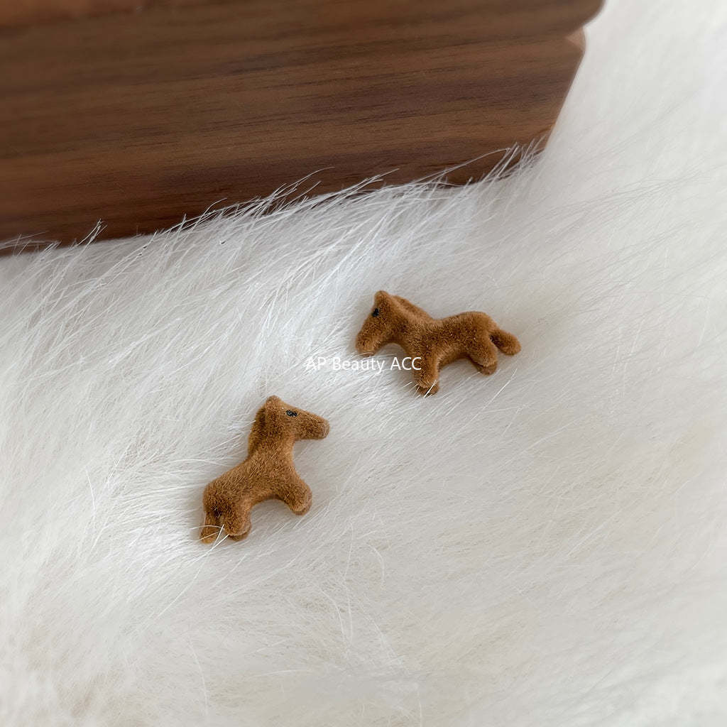 A廠-可愛植絨小馬個性趣味新款熱賣ins設計925銀針耳環馬年耳飾女「6995」25.10-5