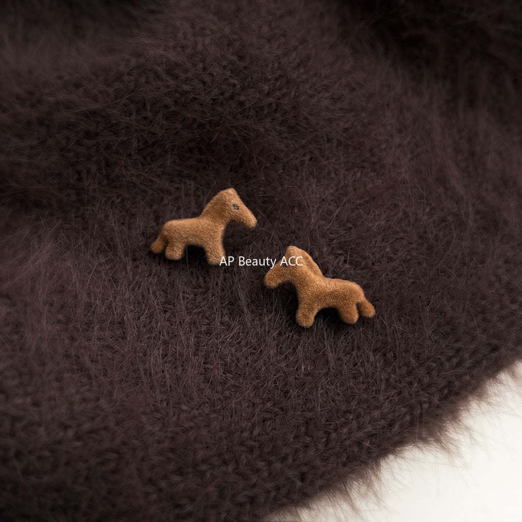 A廠-可愛植絨小馬個性趣味新款熱賣ins設計925銀針耳環馬年耳飾女「6995」25.10-5