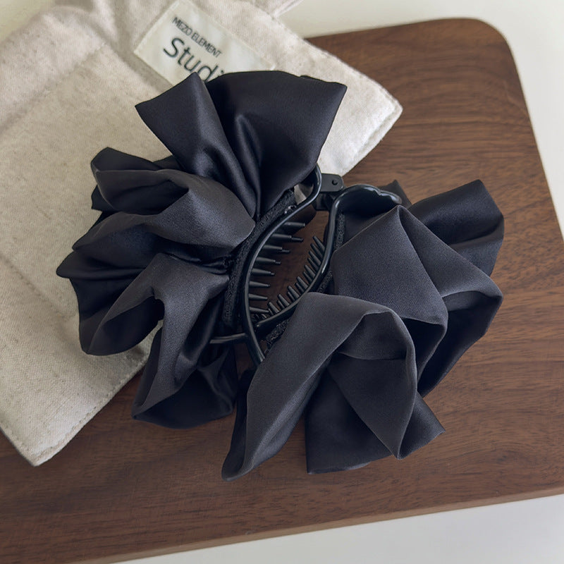 E廠-韓系慵懶復古褶皺花朵花苞形香蕉夾蓬松竪夾奶油雲朵緞面馬尾夾女「27070」25.06-2