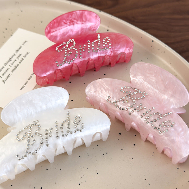 E廠-ins溫柔水鑽英文字母人魚色抓夾大號高級名媛法式盤髮髮抓鯊魚夾「26851」25.04-4