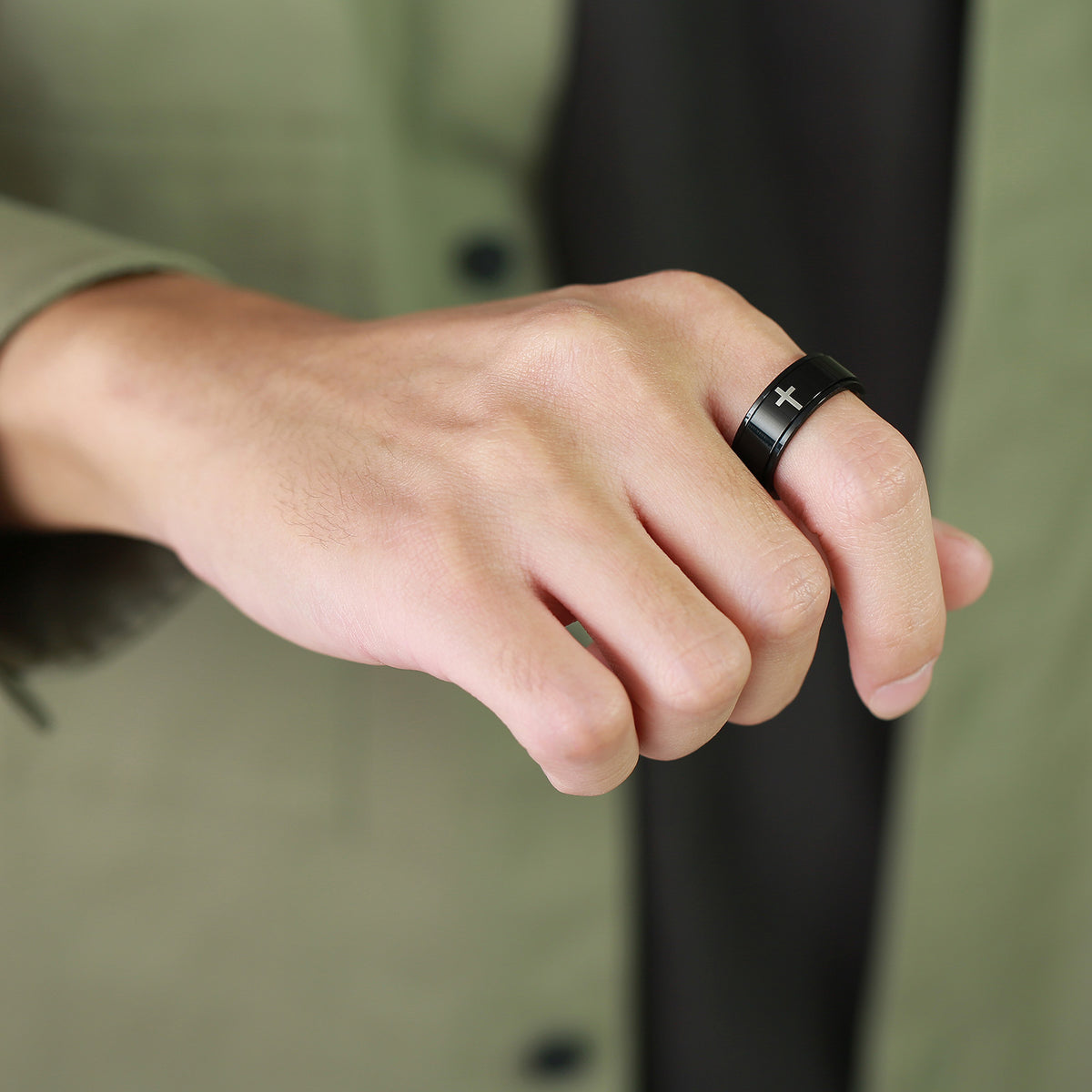 G廠-鏽鋼鐳射腐蝕十字可轉動旋轉戒指黑色男士 食指首飾批發「R-589」25.08-4