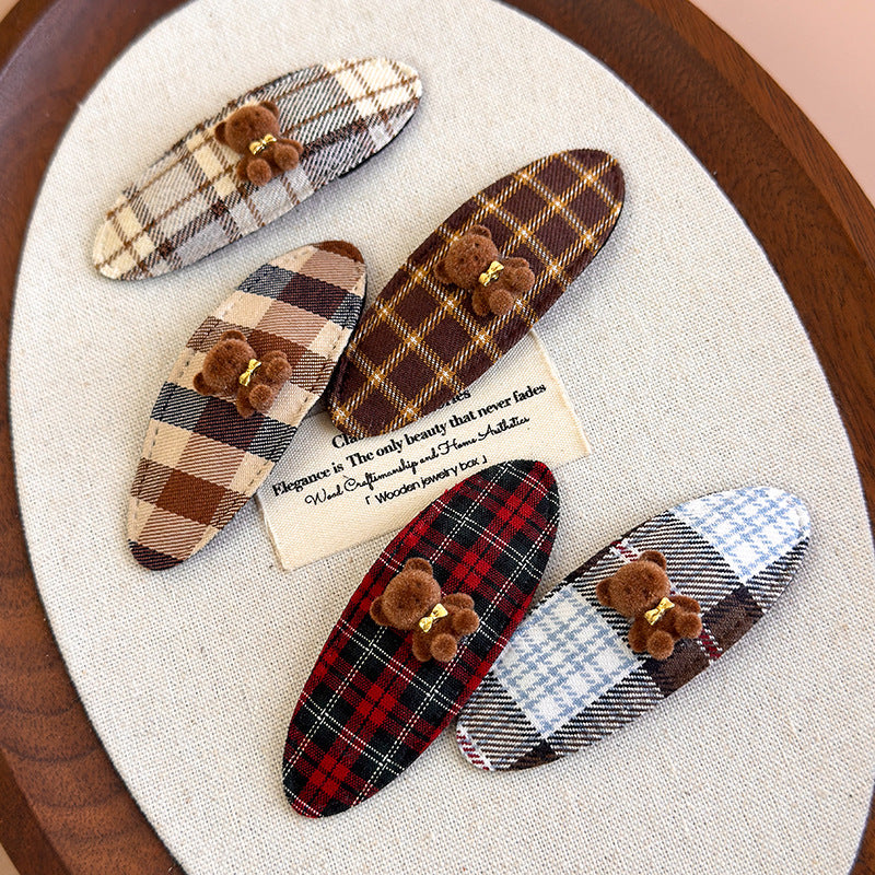 E廠-韓版可愛卡通植絨小熊布藝格紋側邊夾甜美橢圓瀏海夾前額掰掰夾女「27399」25.08-5