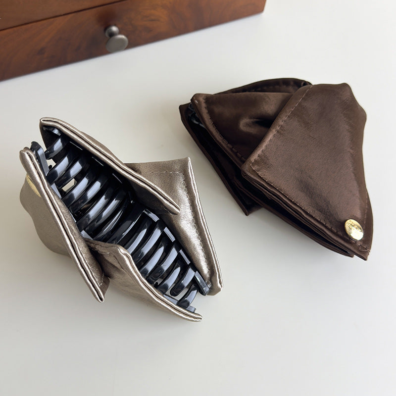 E廠-緞面貝殼三角抓夾純色布藝鯊魚夾高級感通勤盤髮夾子氣質髮飾髮抓「27064」25.06-2