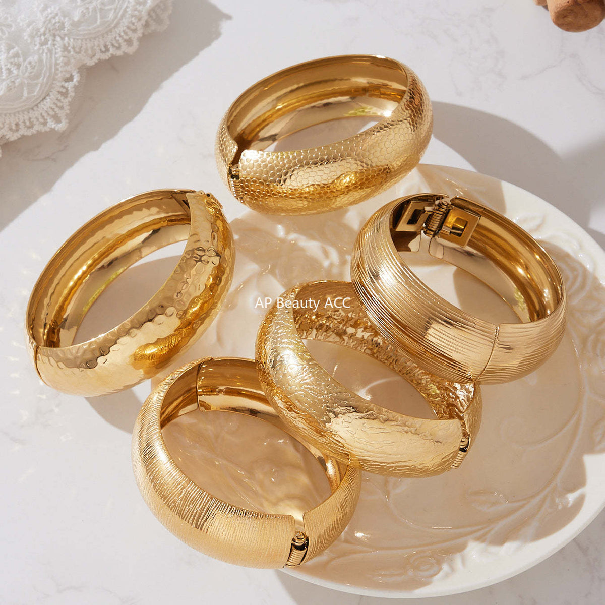 B廠-ins輕奢時尚百搭紋理側開口手鐲不鏽鋼材質鍍18k真金不掉色「Z499」25.10-5