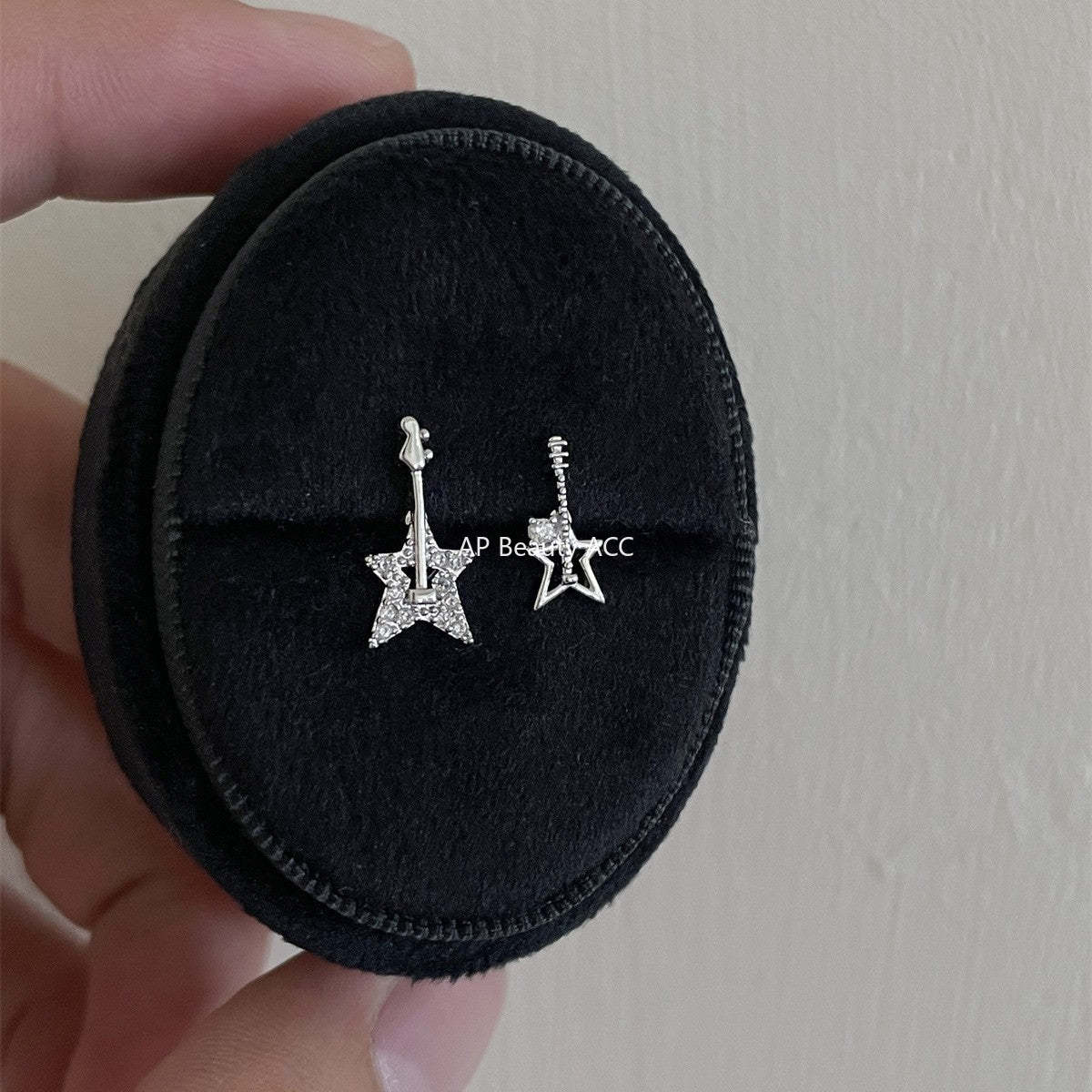 C廠-輕奢冷淡風個性不對稱吉他耳釘女氣質高級感鋯石星星鈦鋼耳環耳飾「EH-4162」25.10-4