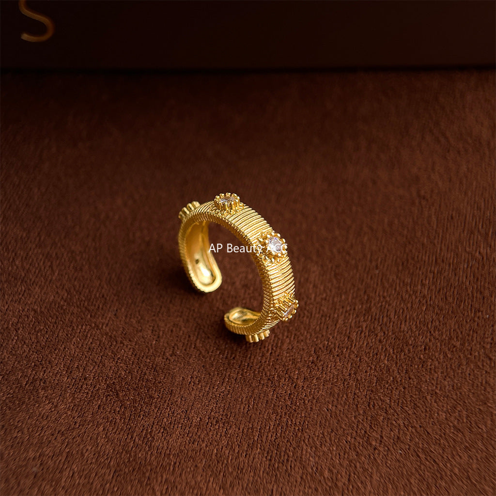 A廠-時尚高級感紋理戒指微鑲鋯石厚鍍18K真金開口戒指環「5357」25.10-1