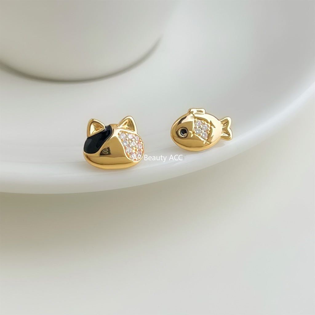 A廠-原始設計不對稱微鑲鋯石925銀針鍍14K小魚與貓咪耳環可愛清新耳飾「6931」25.10-3