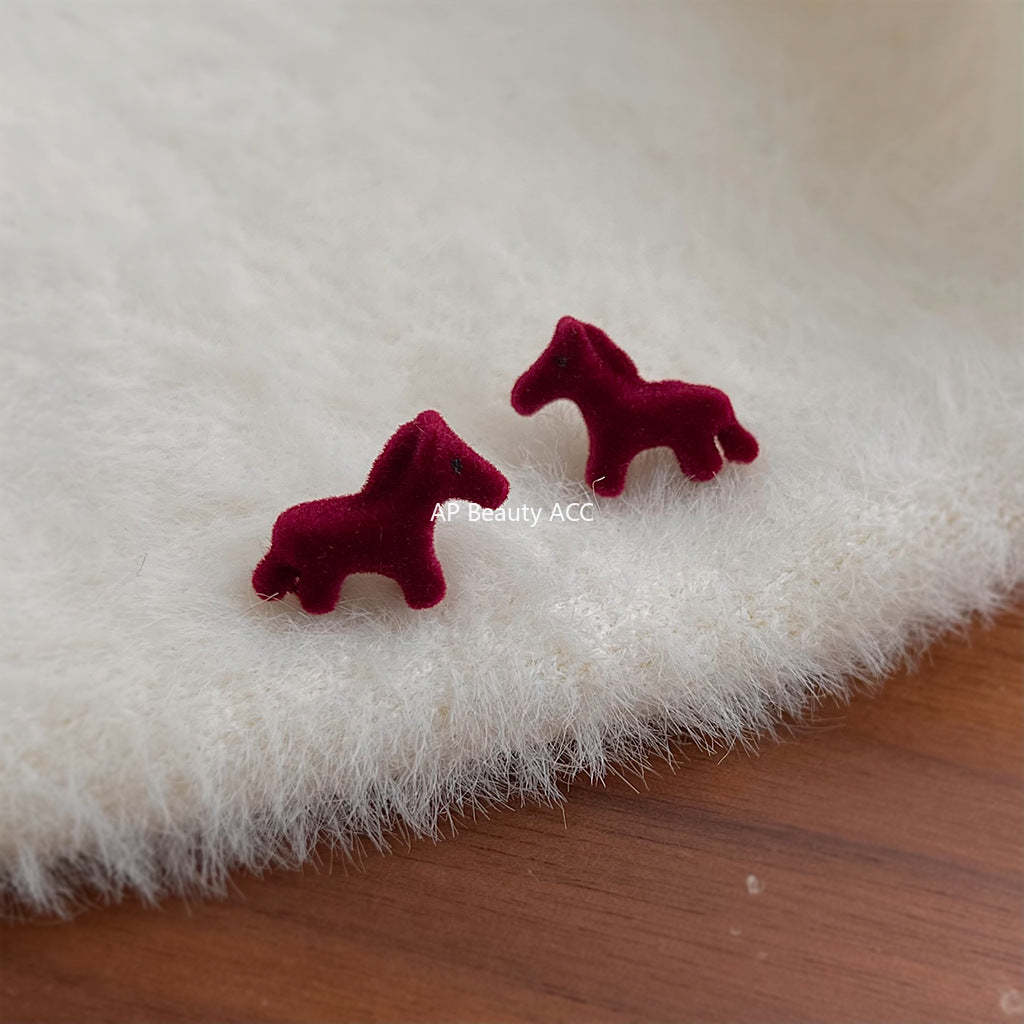 A廠-植絨酒紅色銀針小馬耳環個性本命年新款文藝範秋冬耳飾工廠飾品女「7188」25.12-1