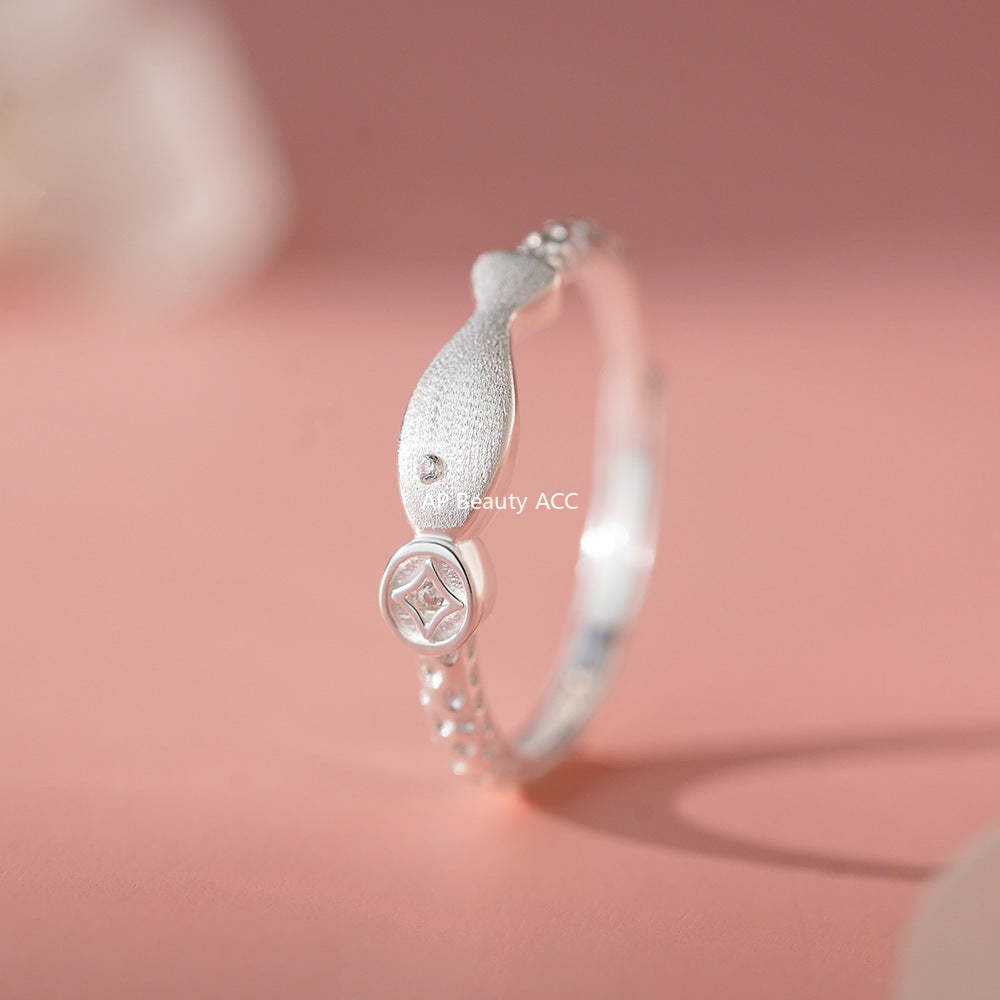 D廠-足銀S999小魚錢幣鋯石拉絲戒指可愛小眾設計感高級唯美手飾「YC4140R_1」25.11-4