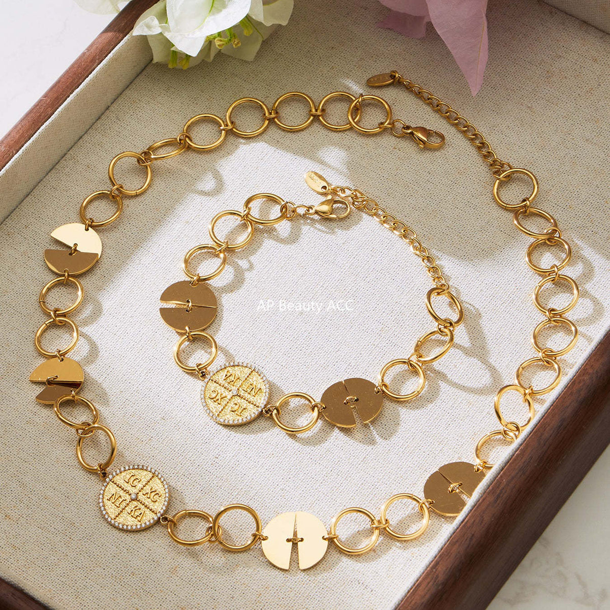 B廠-歐美新款配飾不鏽鋼圓片字母鑲嵌鋯石項鍊手鍊套裝鍍18k金「TXP488」25.11-4