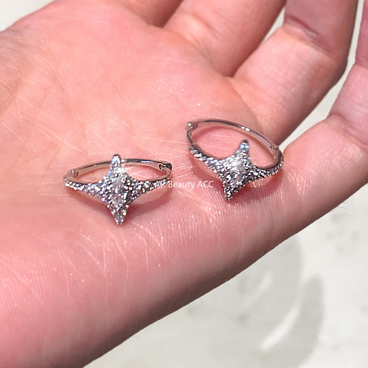 C廠-輕奢爆閃潮流鋯石四芒星耳環女精緻貴氣高級感銀針耳扣秋冬耳飾「EH-4285」25.11-4