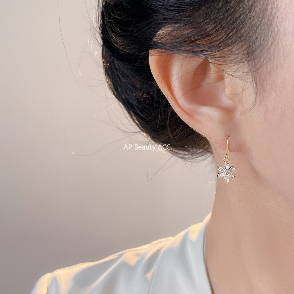 A廠-微鑲鋯石簡約小雪花極簡主義新款工廠耳環清新甜美小巧耳環飾品女「7061」25.11-2