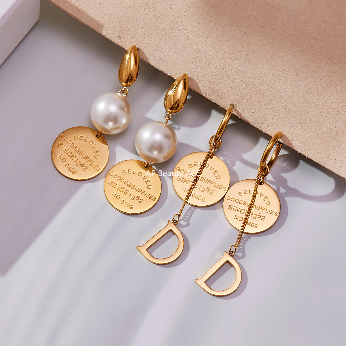 B廠-法式小眾氣質圓牌字母吊墜耳環大膠珍珠飾品不鏽鋼18K鍍金「F860-F861」25.11-1