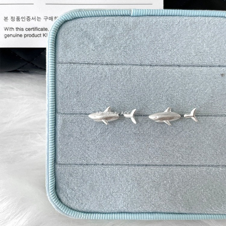 C廠-小眾設計冷淡風不對稱鯊魚耳釘女高級感酷颯可愛風銀針耳環新耳飾「EH-4141」25.11-2