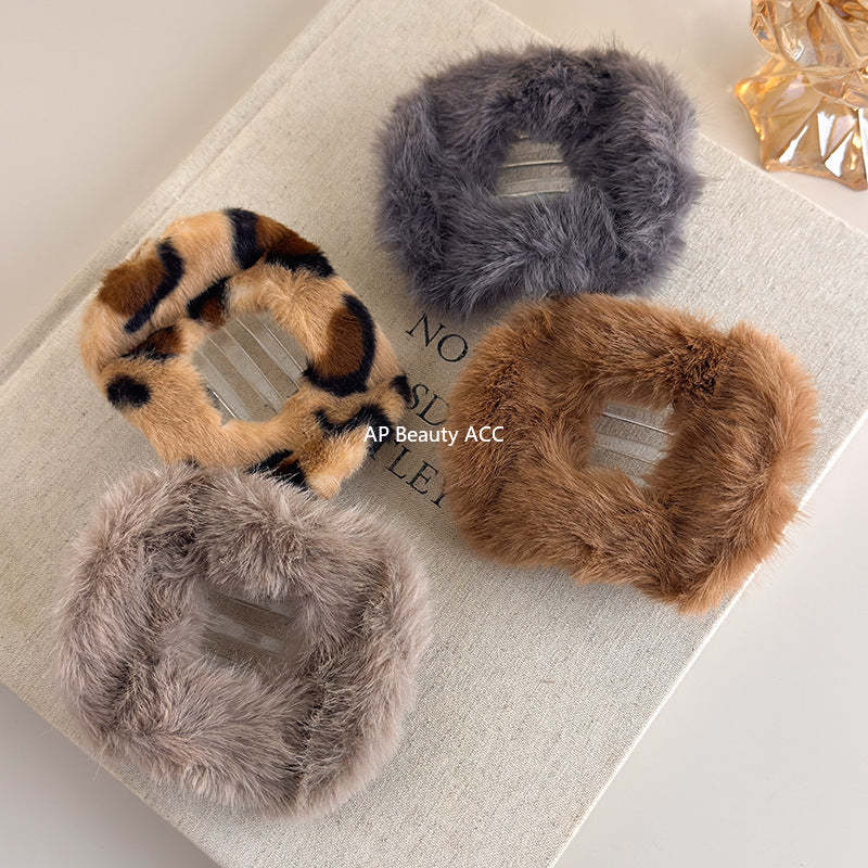 E廠-秋冬橢圓毛絨髮夾女後腦勺高級感毛毛鯊魚夾大號盤髮量多豹紋夾子「26154」25.11-1