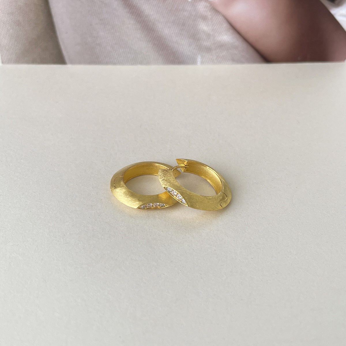 C廠-高級感簡約時尚拉絲素圈耳環女925銀針通勤百搭鋯石耳圈輕奢耳飾「EH-4007」25.08-4