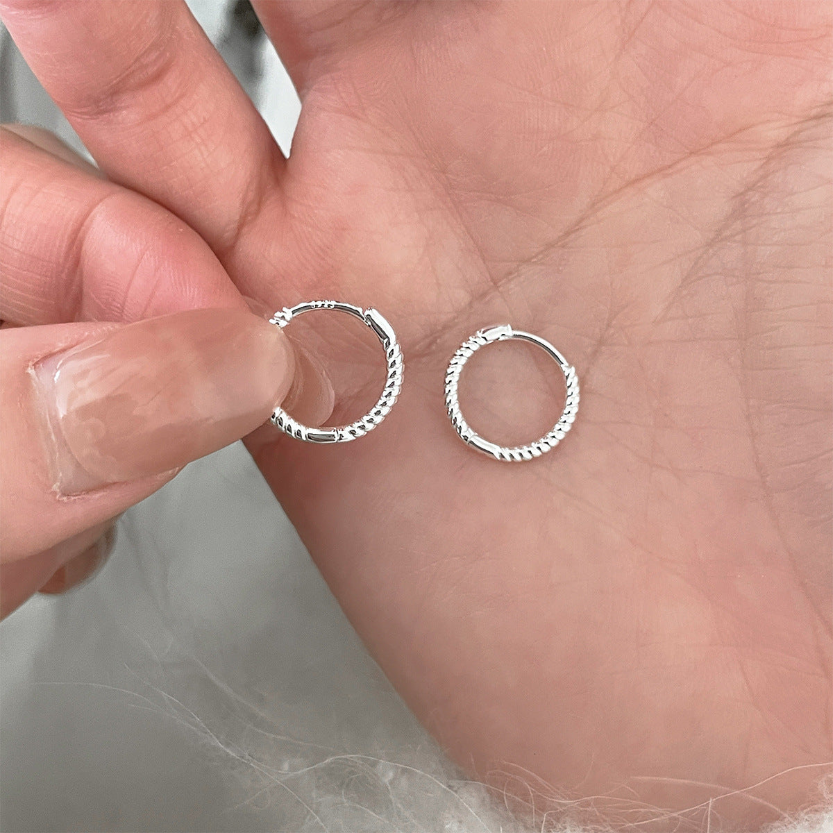 C廠-925銀針素圈麻花耳環女簡約高級感韓系風耳圈時尚百搭精緻耳飾「EH-3577」25.05-5