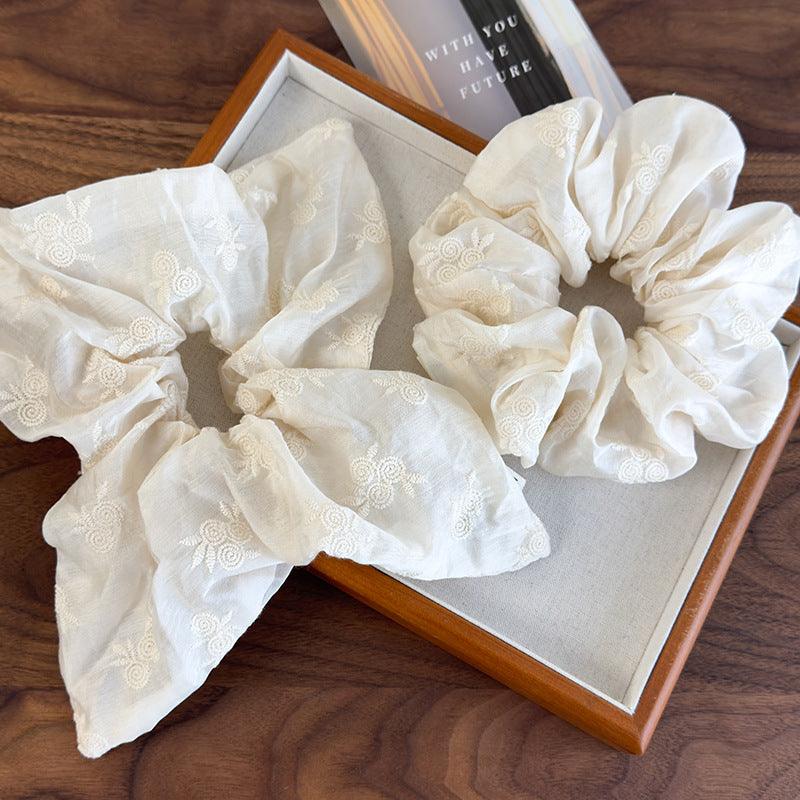E廠-清涼感米白色布藝刺繡花朵圓形方形大腸圈髮繩丸子頭洋氣盤髮髮飾「26505」25.02-2