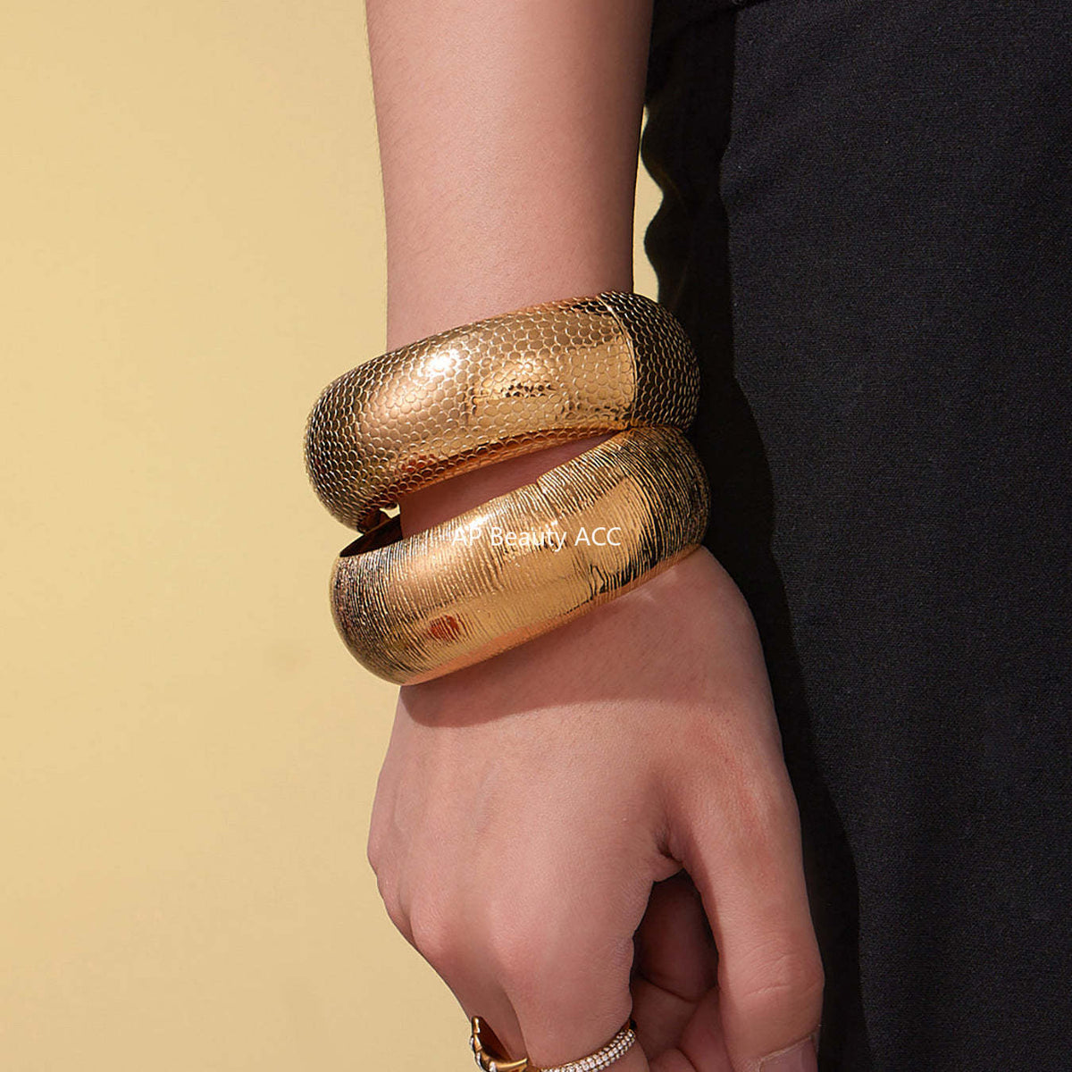 B廠-ins輕奢時尚百搭紋理側開口手鐲不鏽鋼材質鍍18k真金不掉色「Z499」25.10-5