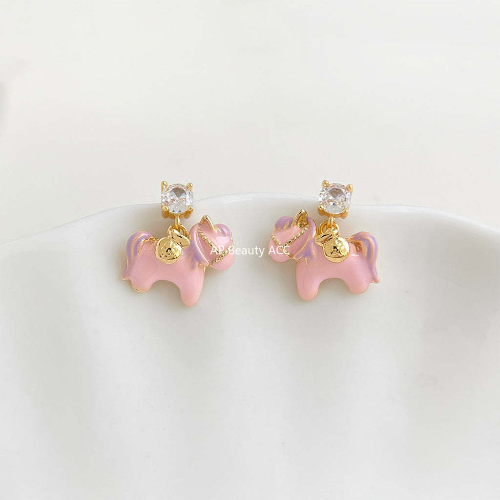 A廠-原創溫柔甜美可愛粉紅小馬高顏值S925銀針鋯石彩繪琺瑯滴釉耳飾「7244」25.12-3