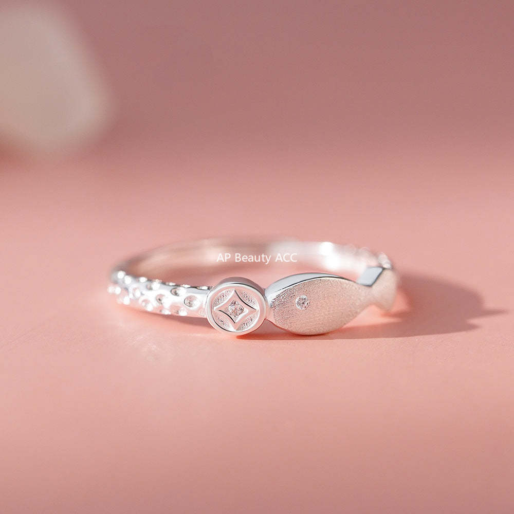 D廠-足銀S999小魚錢幣鋯石拉絲戒指可愛小眾設計感高級唯美手飾「YC4140R_1」25.11-4