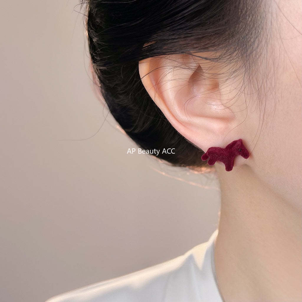 A廠-植絨酒紅色銀針小馬耳環個性本命年新款文藝範秋冬耳飾工廠飾品女「7188」25.12-1