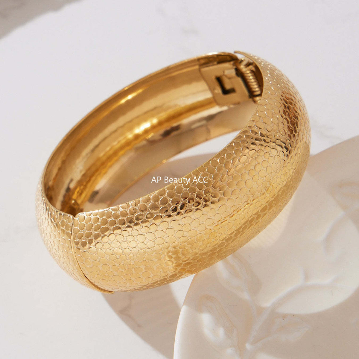 B廠-ins輕奢時尚百搭紋理側開口手鐲不鏽鋼材質鍍18k真金不掉色「Z499」25.10-5